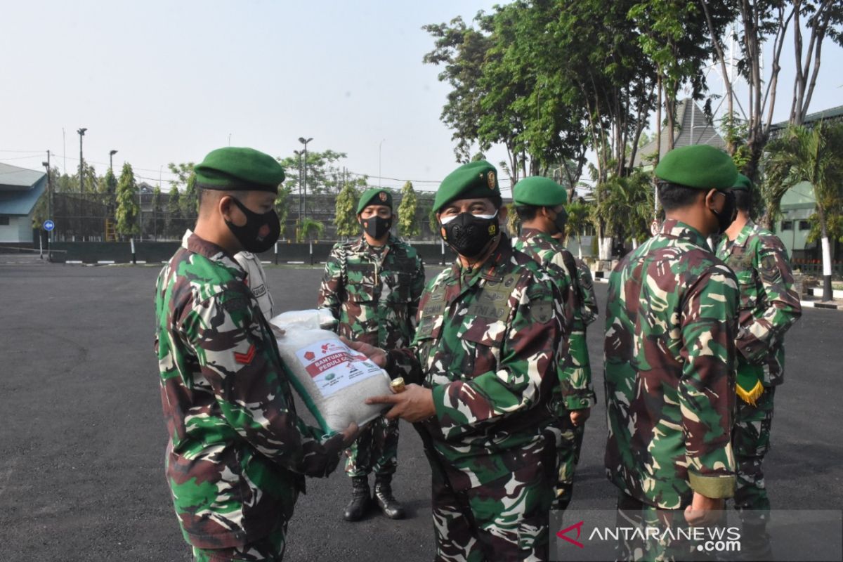 Danrem Bhaskara Jaya bagi sembako ke prajurit