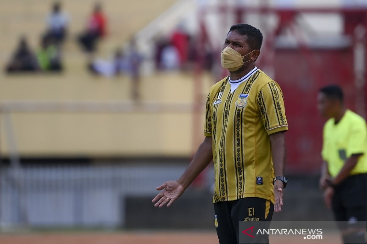 Sepak bola putra tuan rumah Papua kalahkan NTT dengan skor telak 4-0