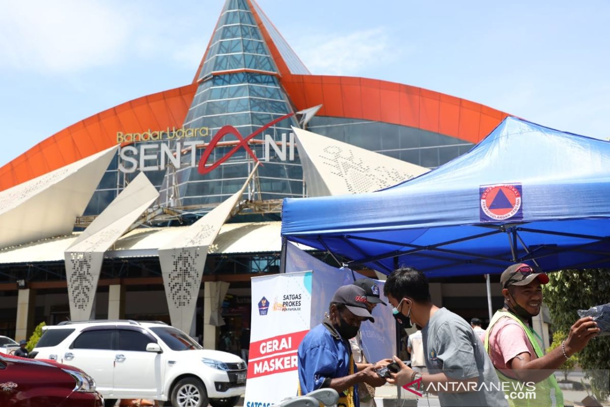 BNPB bagikan 5.000 masker di Bandara Internasional Sentani jelang PON