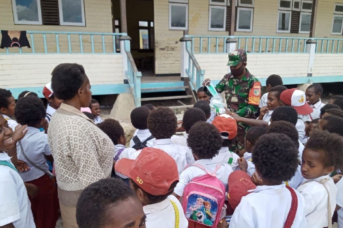 TNI bagikan masker untuk siswa SD Deiyai Papua