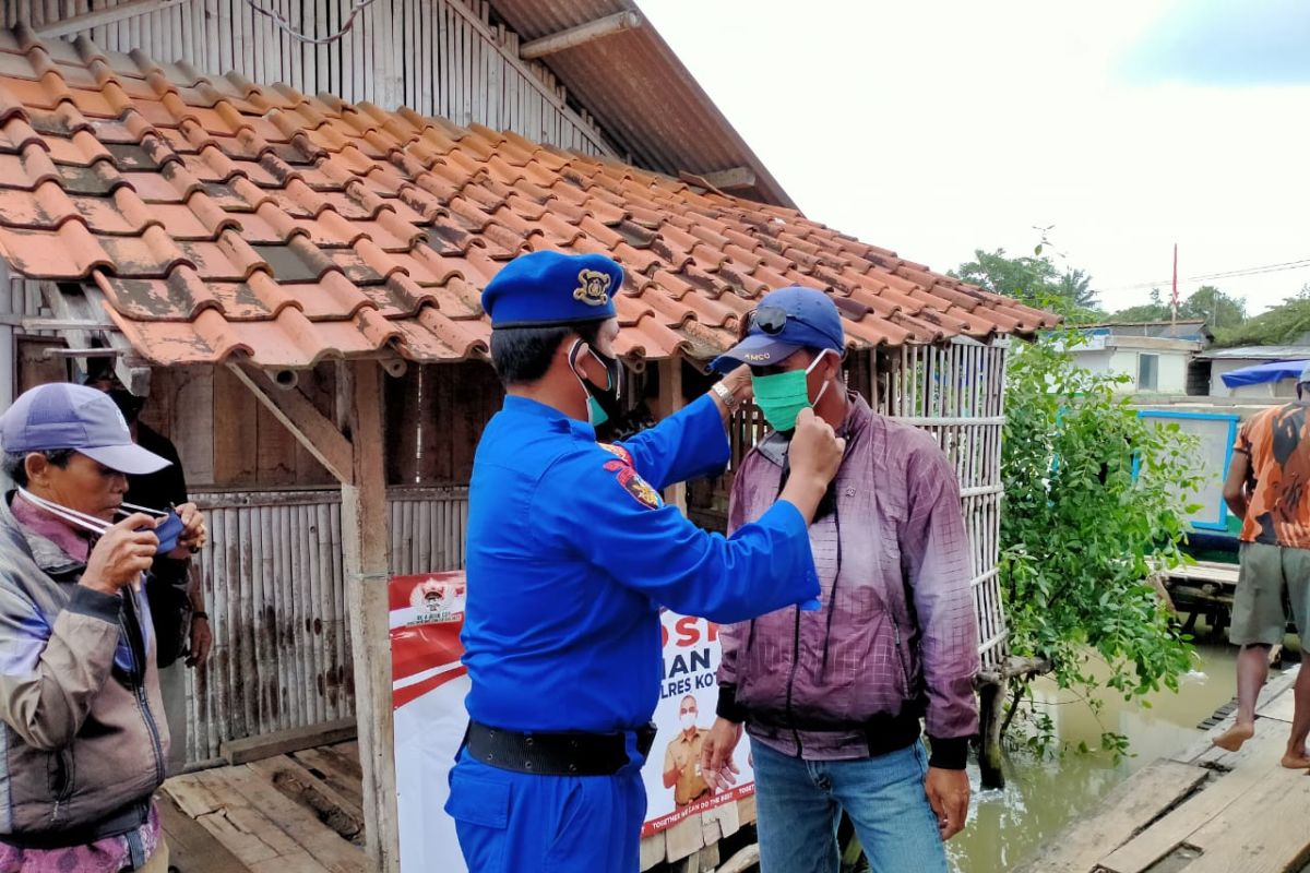 Polisi bagikan masker kepada masyarakat pesisir Kabupaten  Tangerang