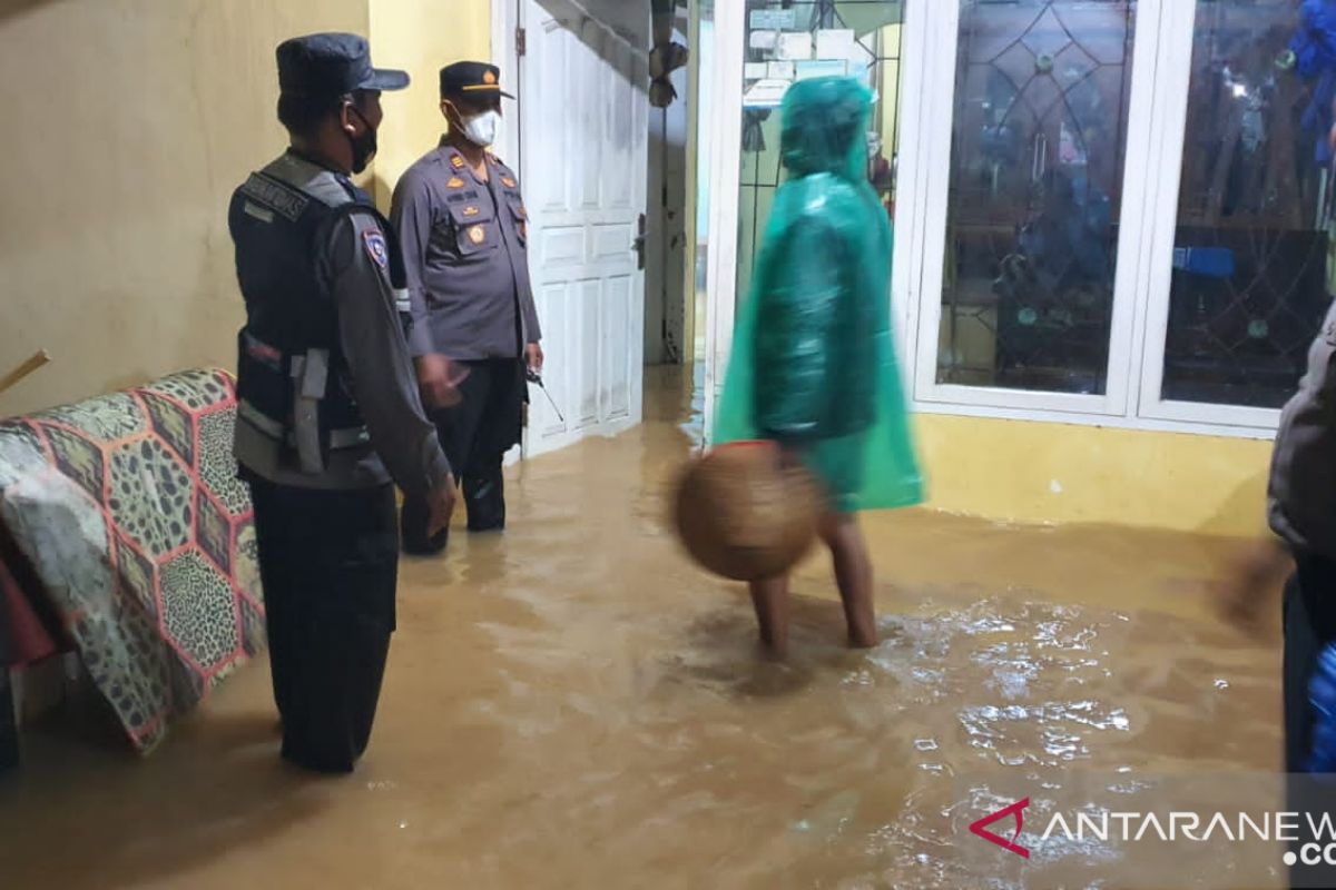 Selain keamanan, polisi juga bantu warga terdampak banjir pindahkan barang berisiko rusak terkena air
