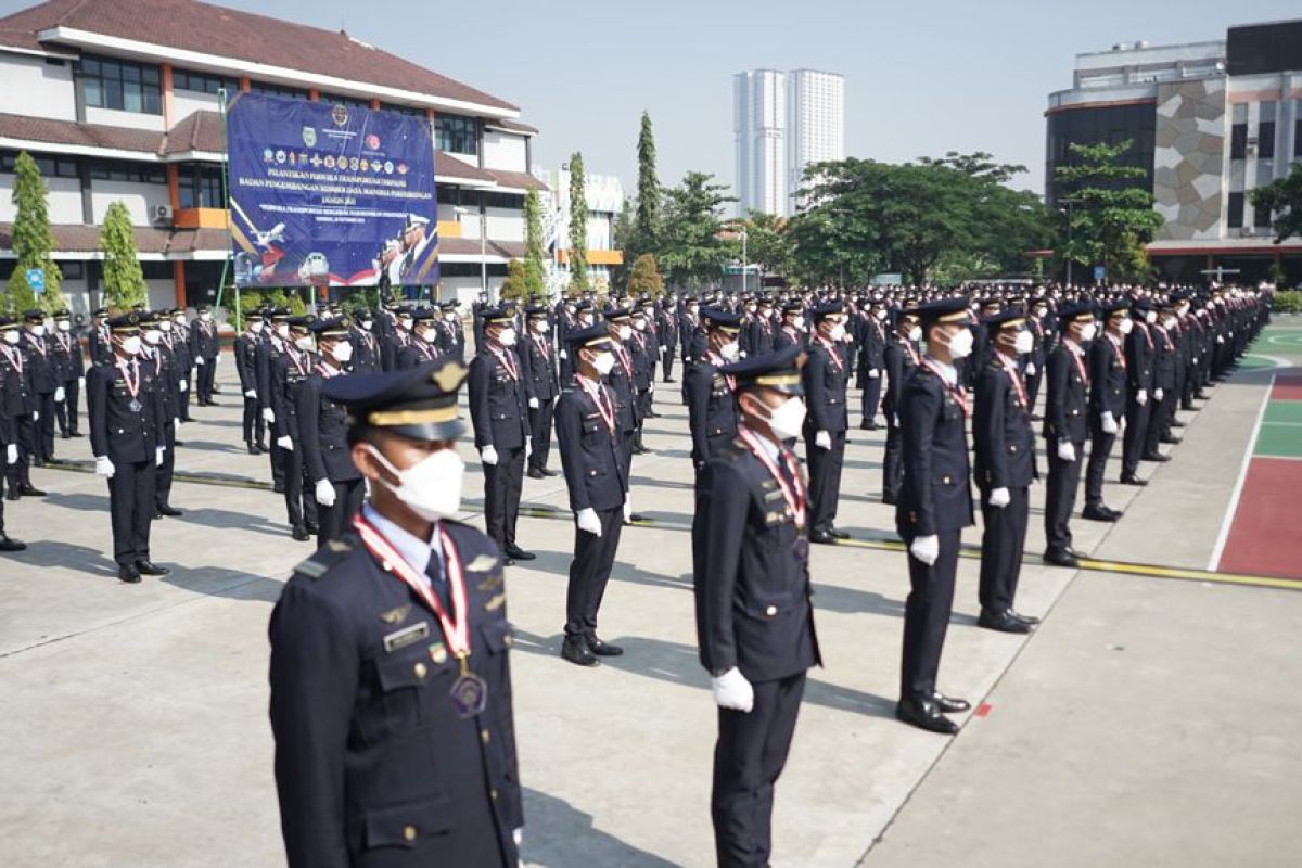 348 wisudawan Poltekbang Surabaya ikuti Pelantikan Perwira Transportasi Terpadu 2021