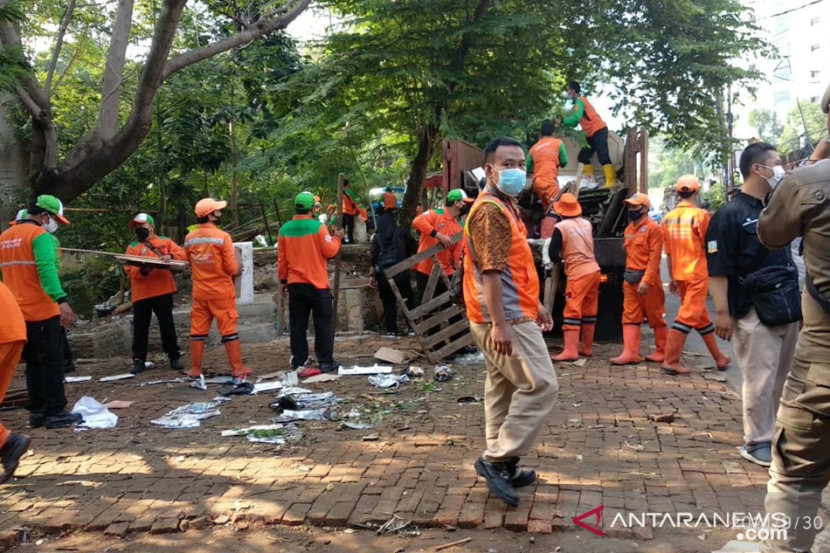 Pemkot Jaksel  "gerebek lumpur" di Kali Krukut Segmen Gatot Subroto