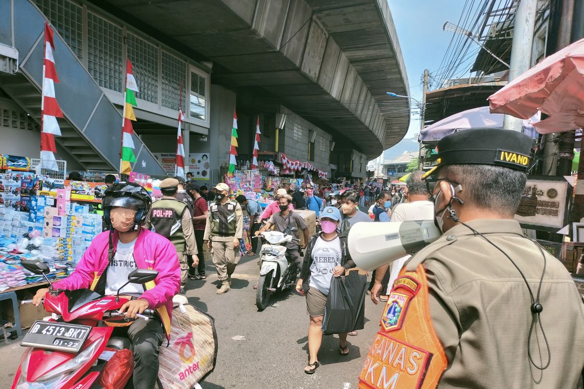 PKL Pasar Pagi Jakarta Barat panik ada razia Satpol PP