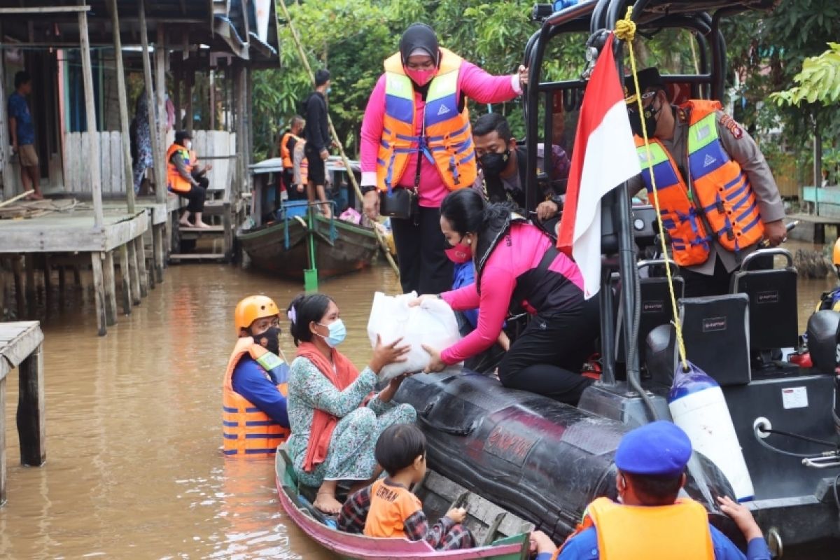 Kapolda dan Ketua Bhayangkari Kalteng bagikan bansos ke daerah terpencil