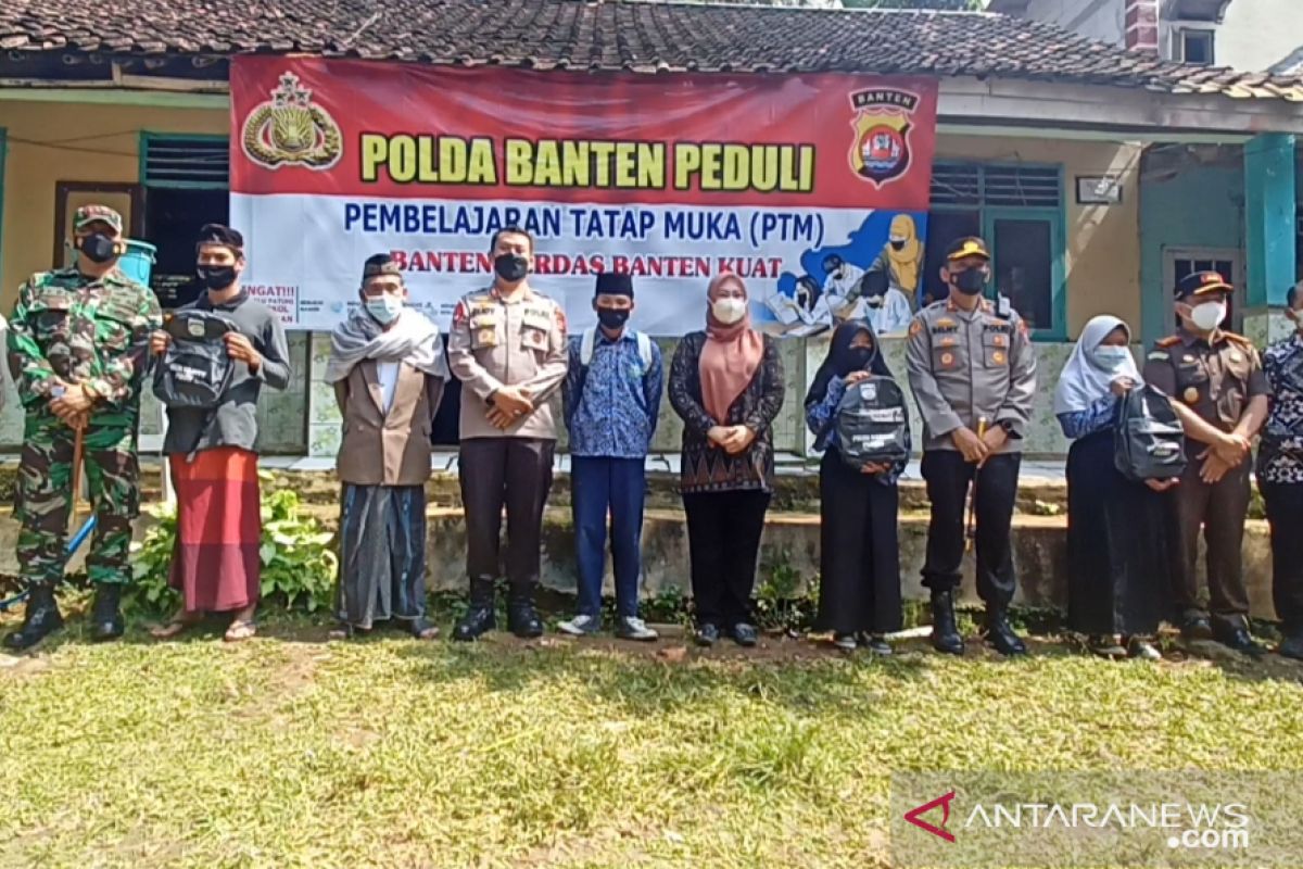 Kapolda Banten tinjau pembelajaran tatap muka dan bagikan masker di Pandeglang