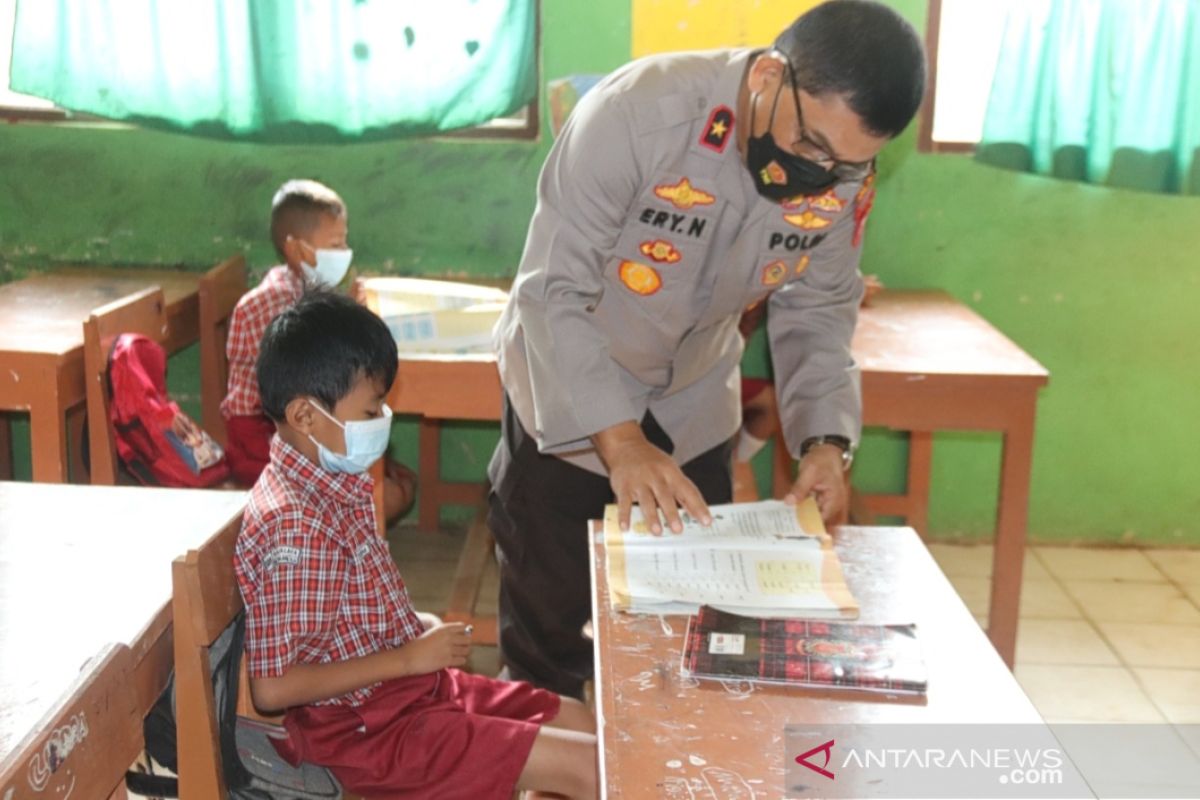 Pantau PTM di Serang, Wakapolda Banten bagikan masker ke sejumlah sekolah