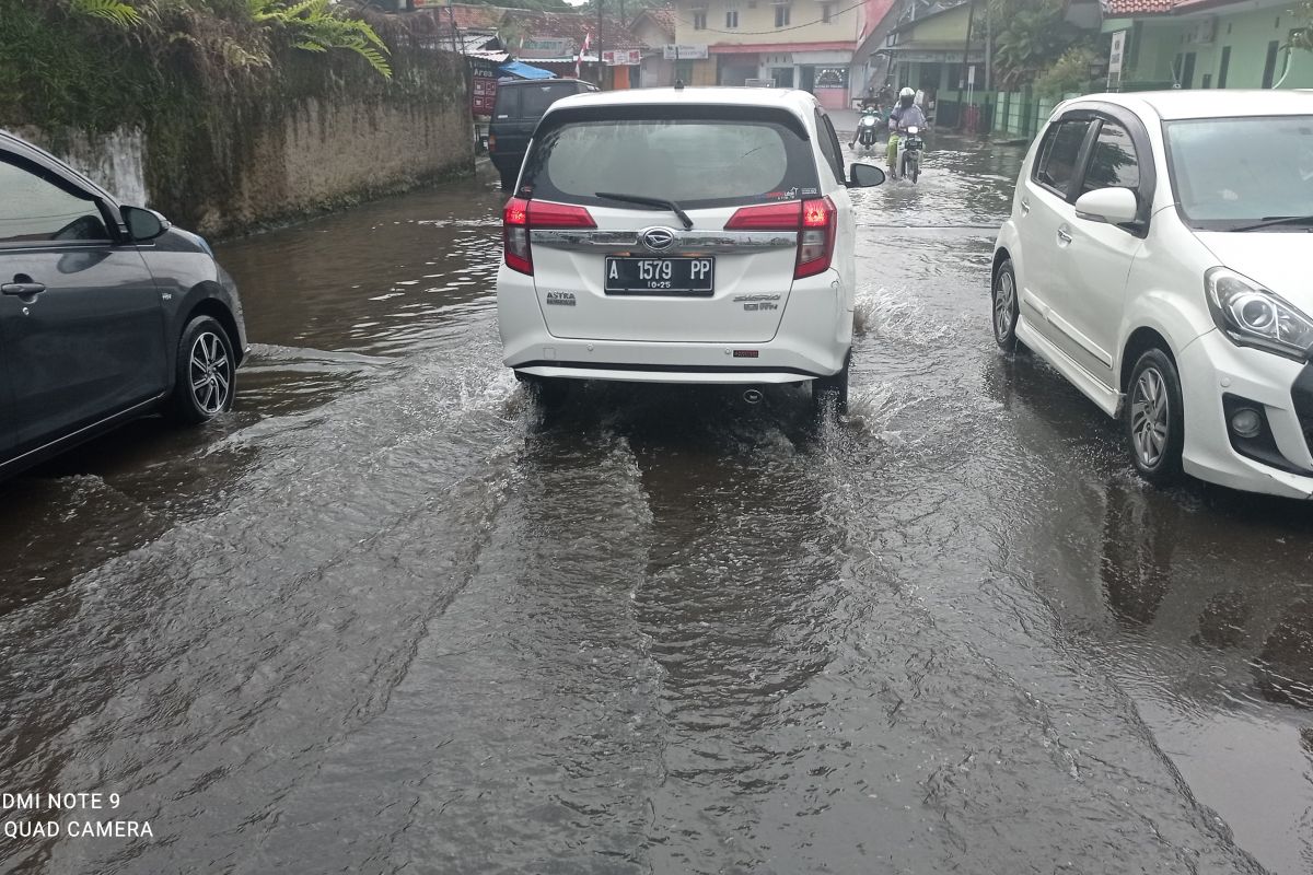 Ruas jalan di Rangkasbitung, Lebak terendam banjir