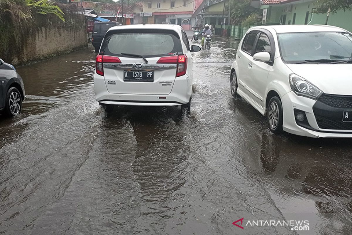 Ruas jalan di Rangkasbitung terendam banjir