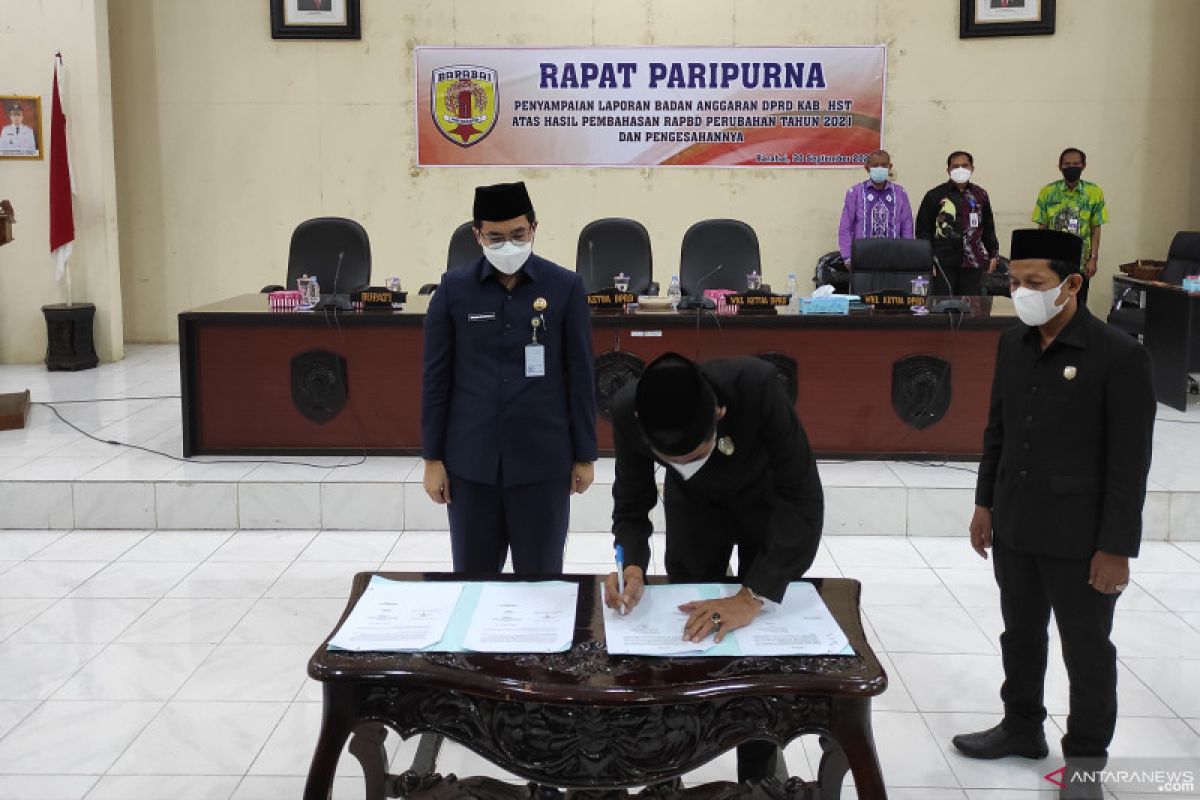 DPRD HST sahkan Raperda APBD Perubahan 2021