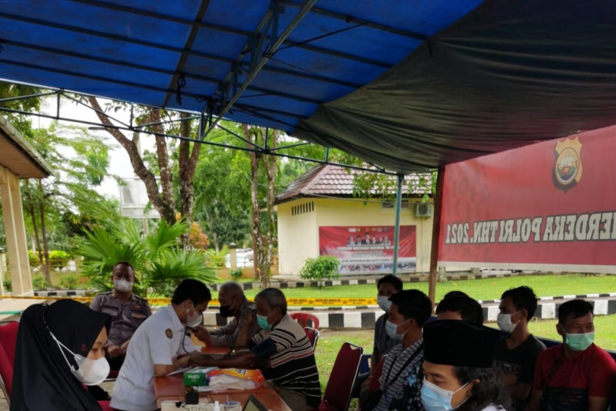 Puluhan warga ikuti vaksinasi COVID-19 di Polres Mukomuko