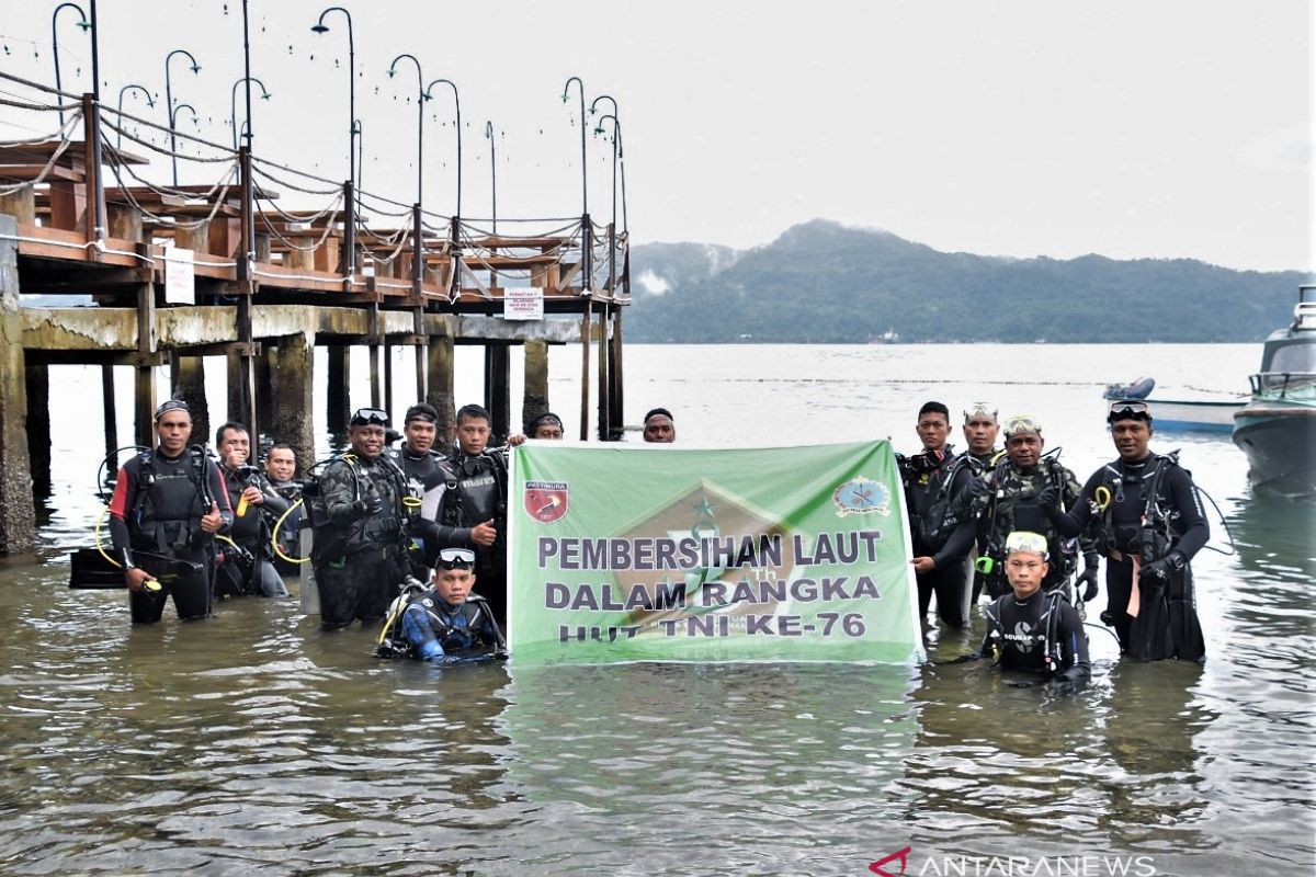 Korem 151/ Binaya angkut sampah di pantai Tapal Kuda, lestarikan lingkungan