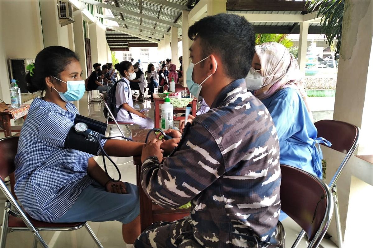 Lantamal IX vaksin 200 siswa dua sekolah di Ambon, perangi COVID -19