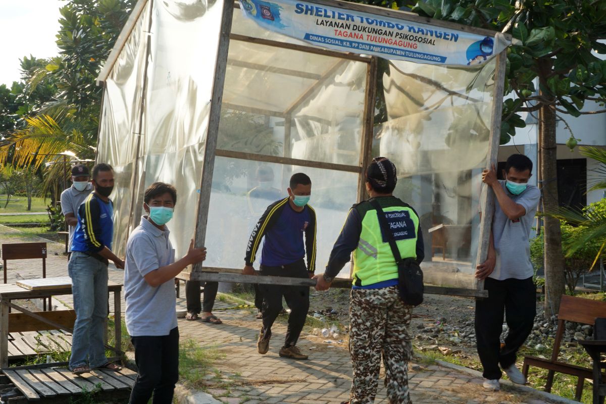 Pasien kosong, relawan bongkar sarana RSD COVID-19 di Rusunawa UIN Tulungagung