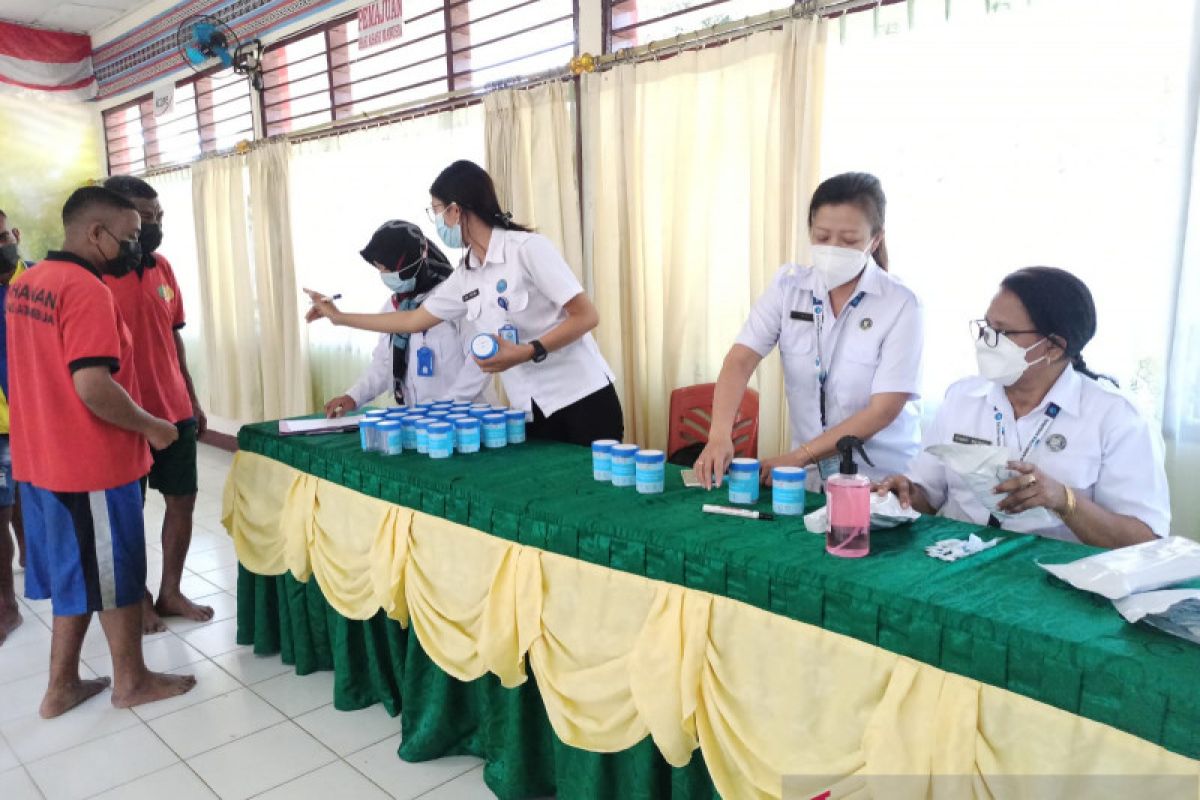 Cegah narkoba, 184 warga binaan dan pegawai Lapas Atambua jalani tes urin