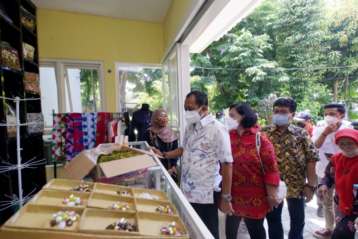 Wawali Armuji beri bantuan modal UMKM Wonokromo Kota Surabaya