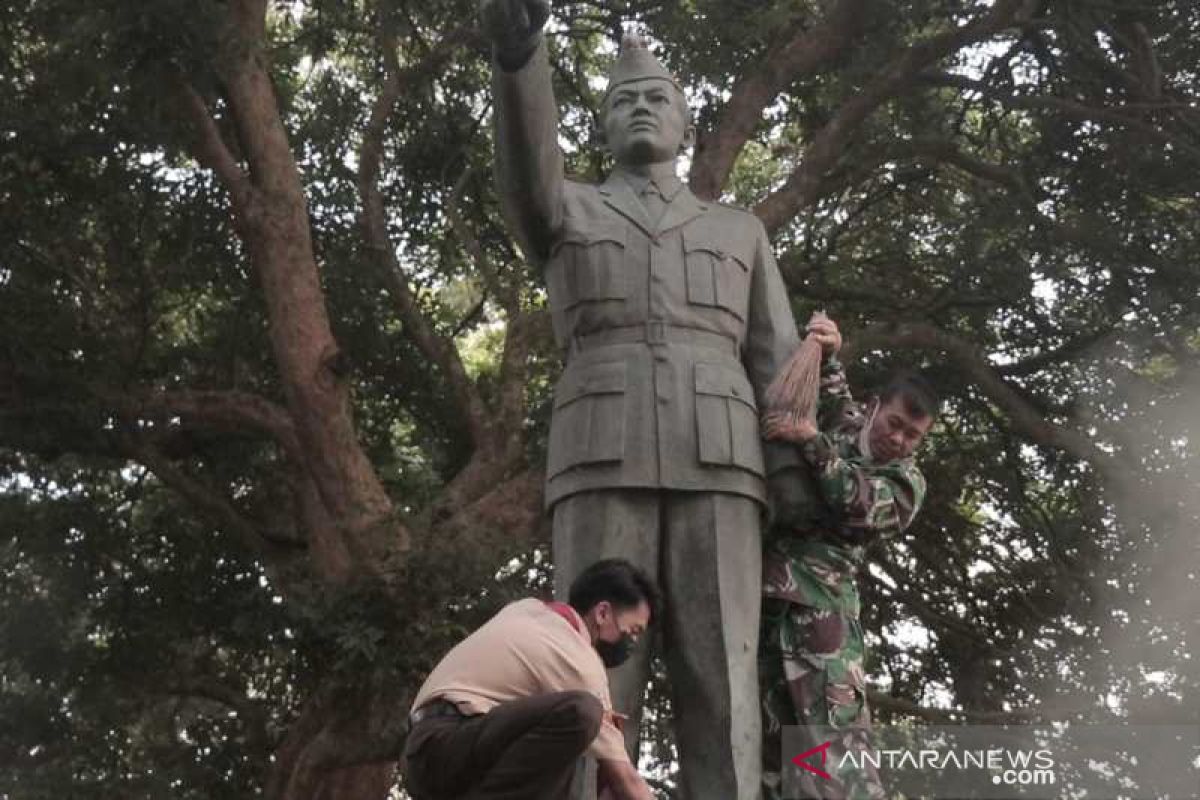 Kawasan Monumen Bambang Soegeng Temanggung  dibersihkan