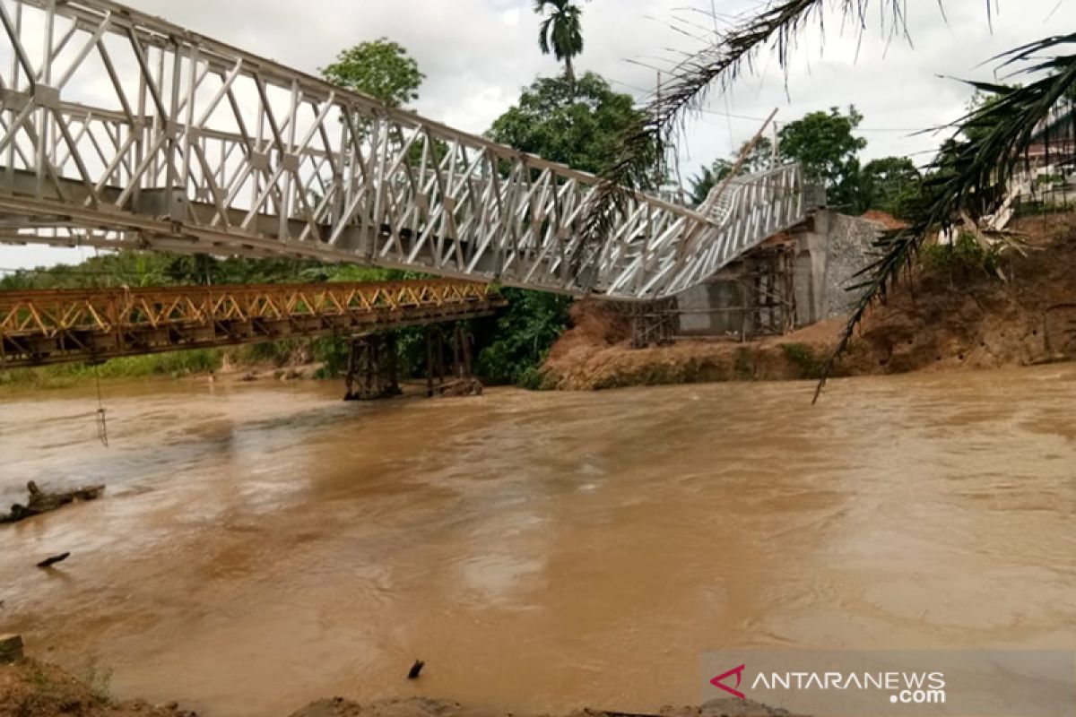 Masih dalam pengerjaan, jembatan di Bengkulu Tengah ambruk