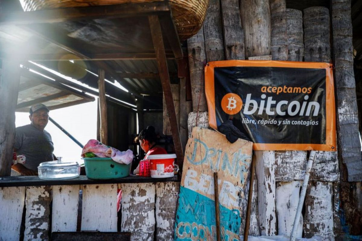 Penggunaan bitcoin di El Salvador tersandung "gagap teknologi"