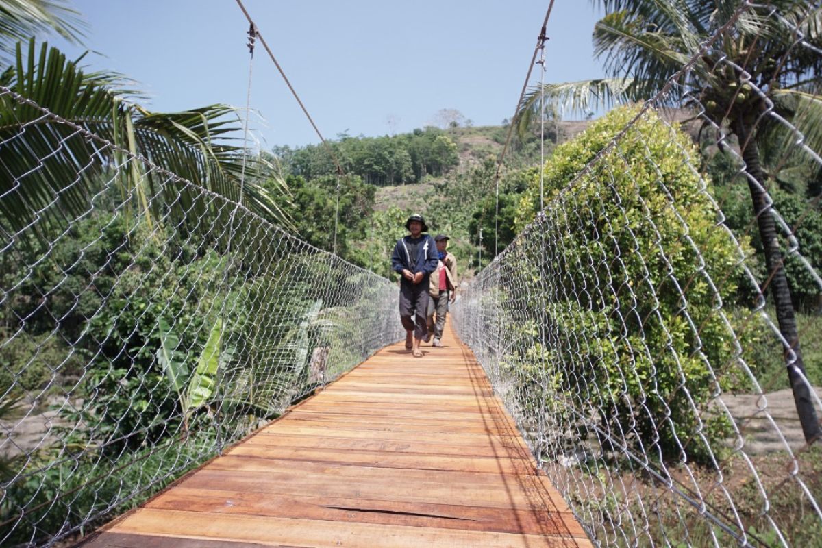 JQR bantu pembangunan jembatan gantung di atas Sungai Cikidang