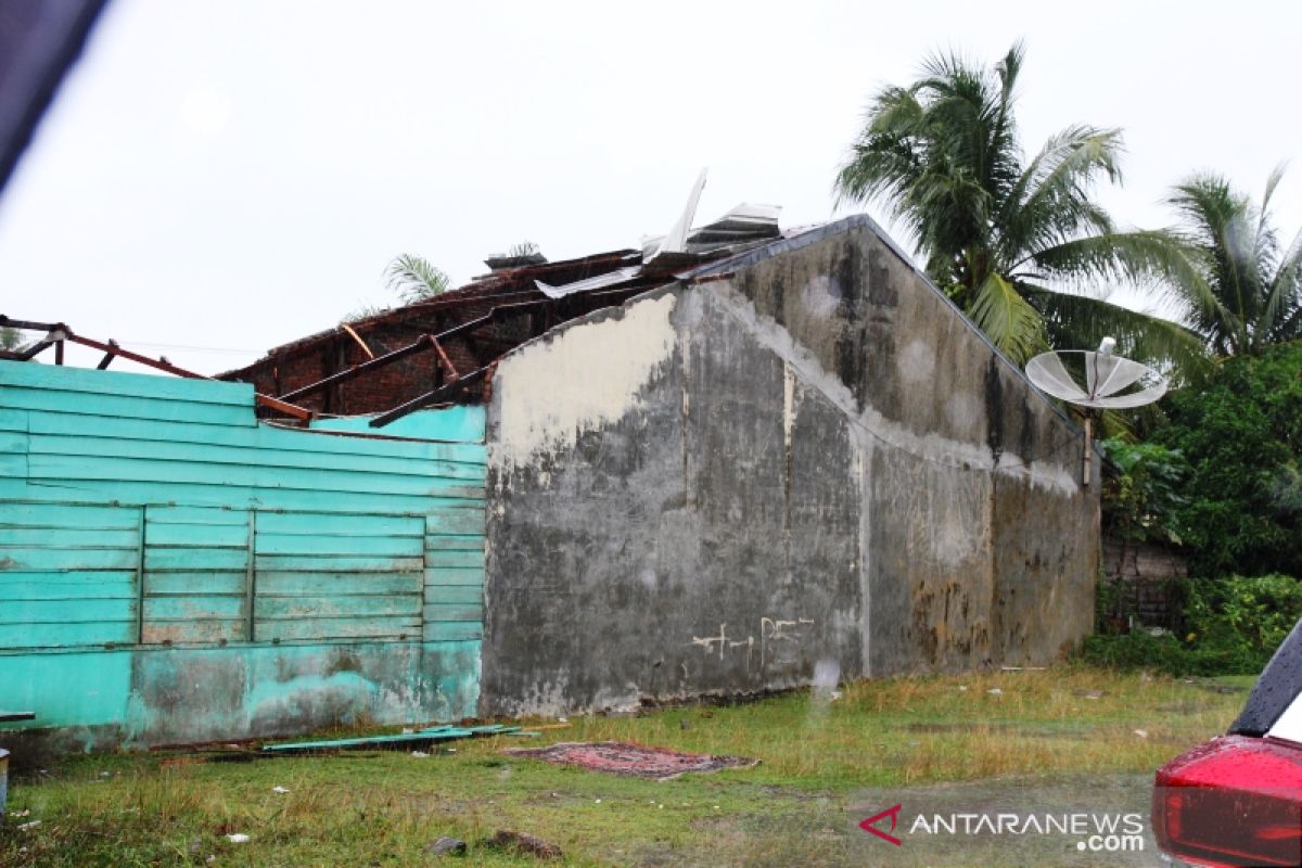 Badai rusak tiga rumah dan satu sekolah di Meulaboh Aceh Barat