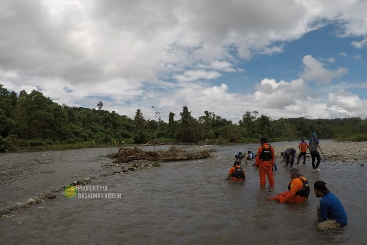 Tim SAR Ambon belum temukan satu warga hanyut di sungai, waspadai peringatan BMKG