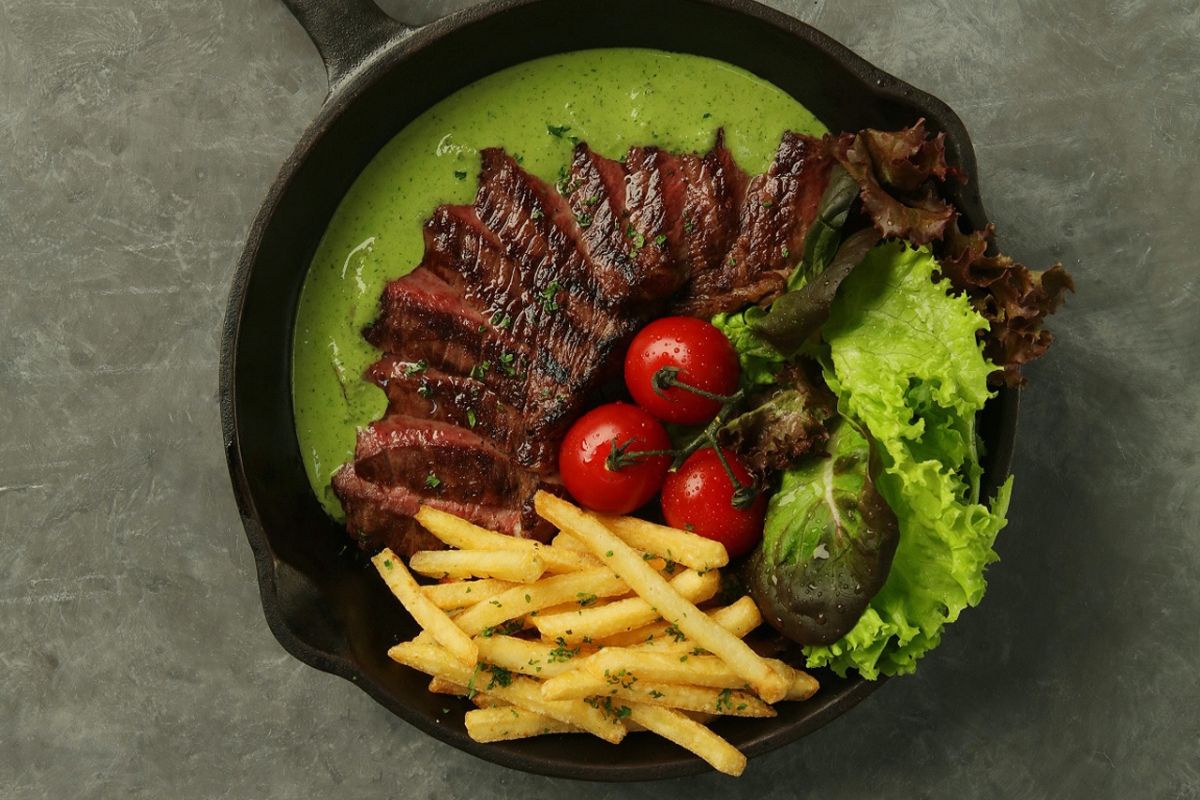 Kolaborasi olahan steak yang membuat lidah serasa berkelana ke Prancis