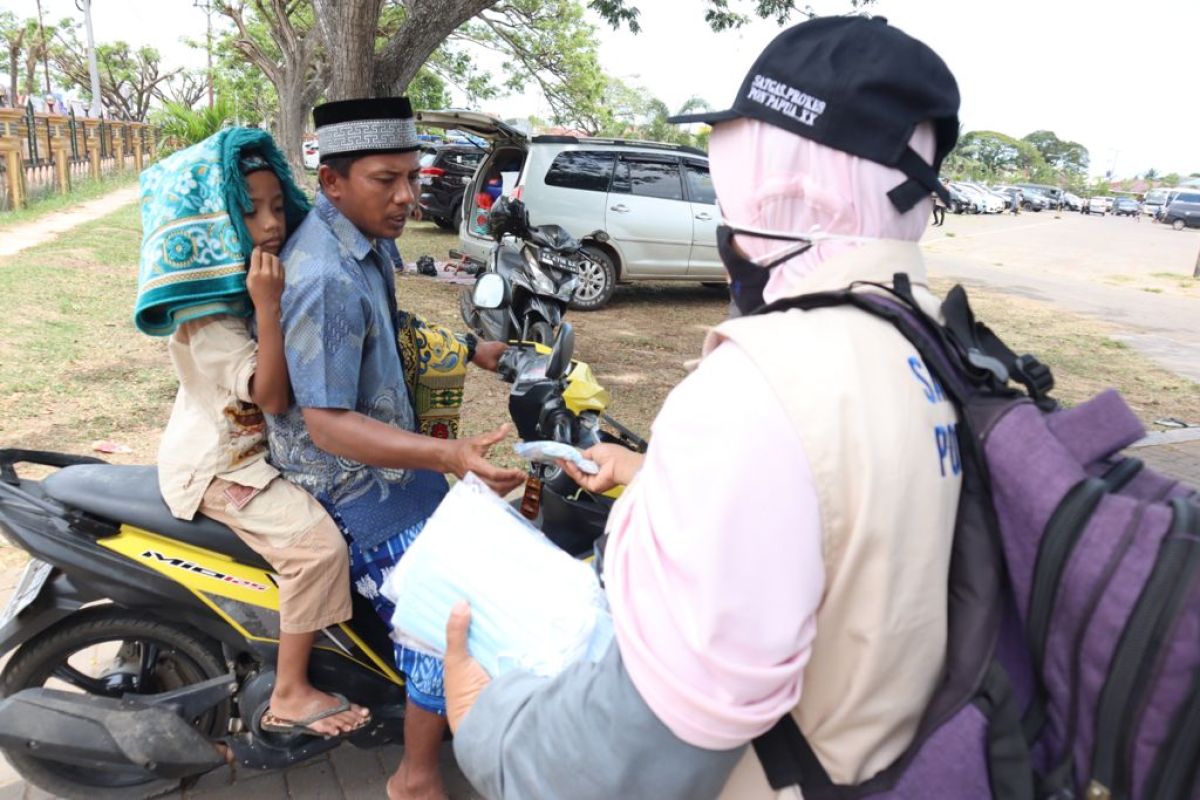 Sambut PON XX Papua, satgas prokes bagikan masker kepada warga Merauke