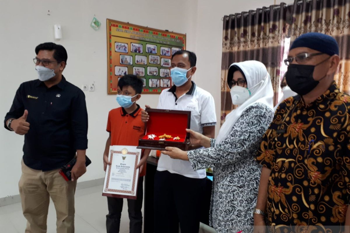 Presiden Jokowi berikan penghargaan untuk almarhumah Neldawaty asal Kampar