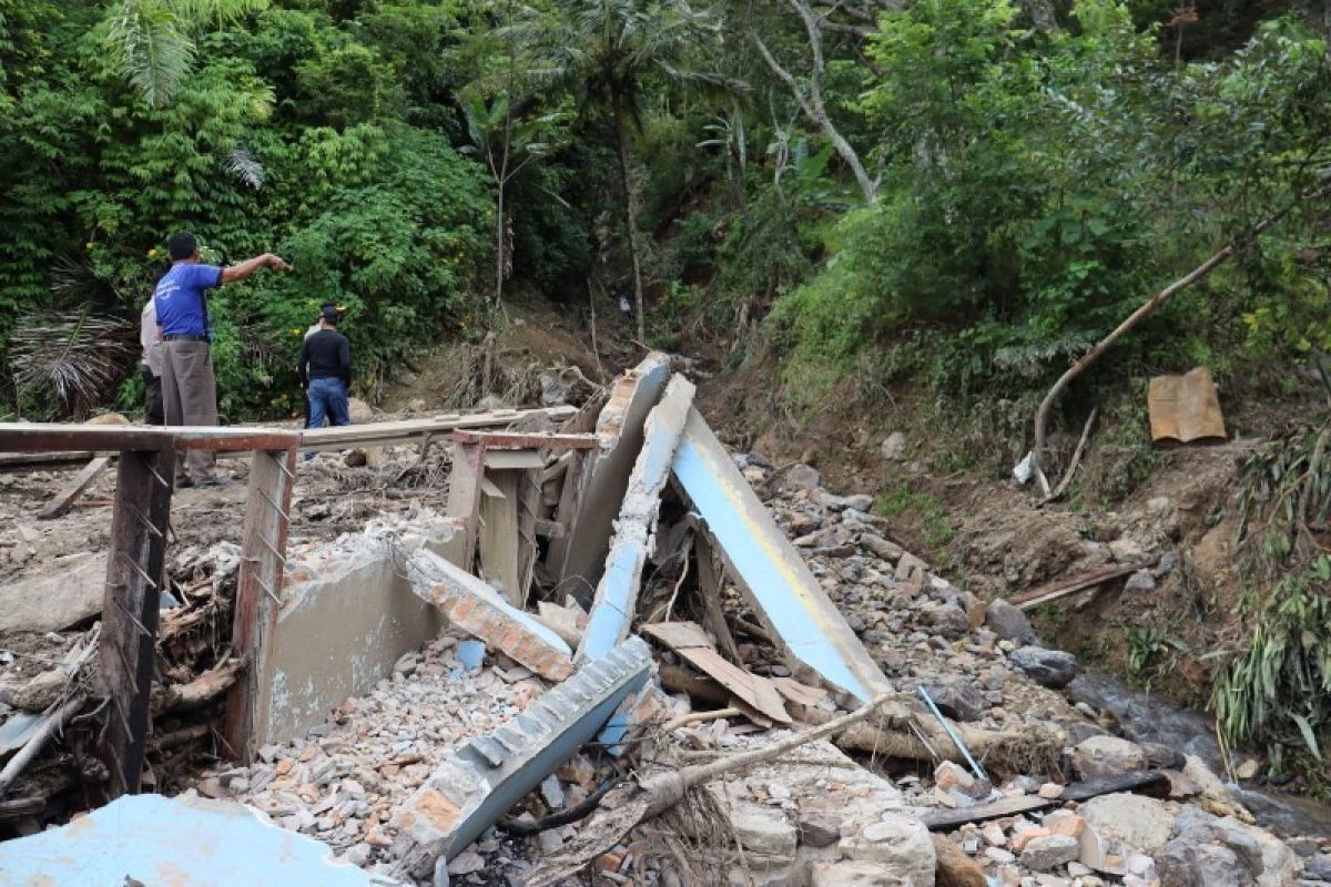 Kapolres Simalungun tinjau lokasi longsor Sipolha