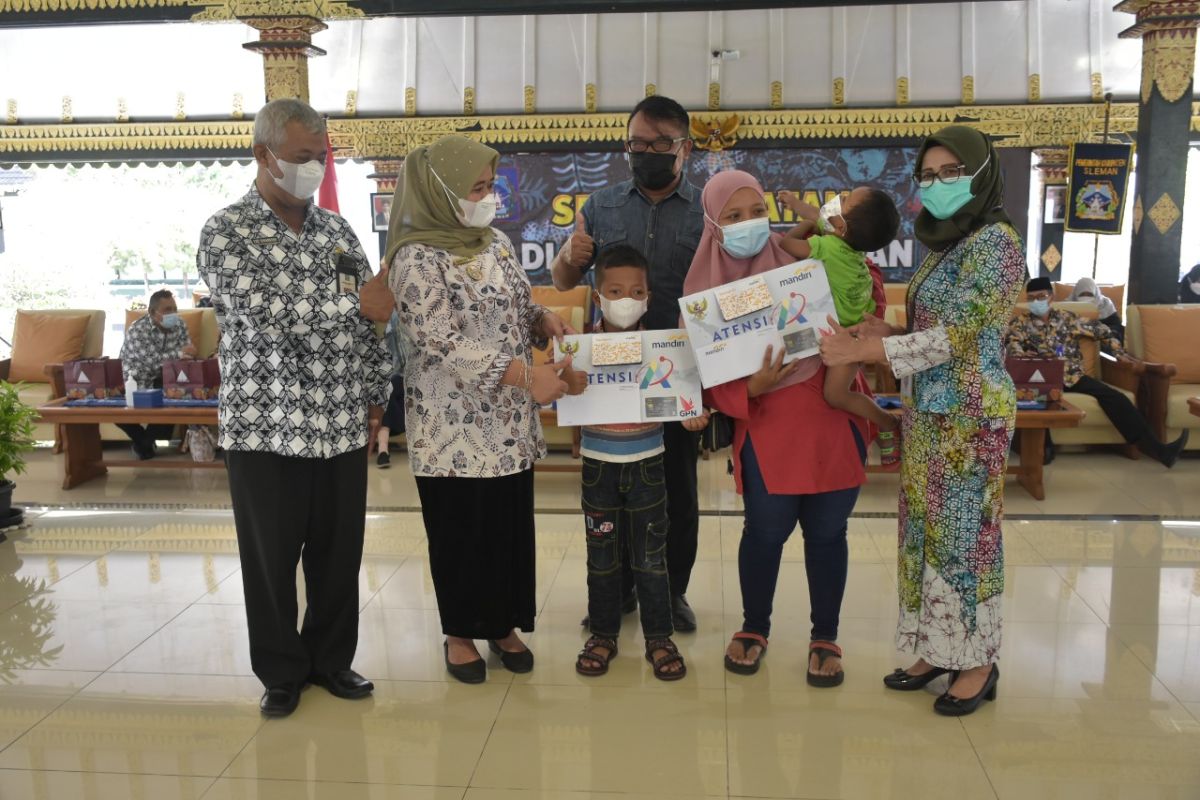 Kemensos menyerahkan bantuan anak yatim piatu korban COVID-19 di Sleman