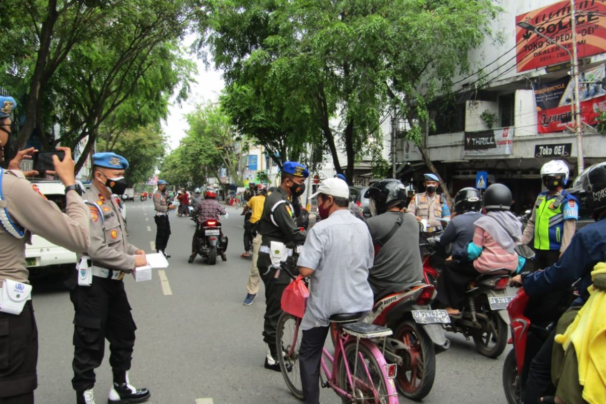 Sinergi Propam Polri dan Pom TNI edukasi prokes waarga Banjarmasin
