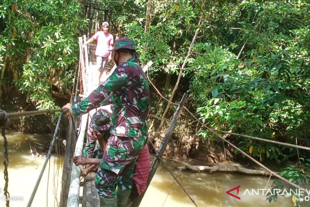 TNI bantu warga perbaiki jembatan gantung di perbatasan Indonesia