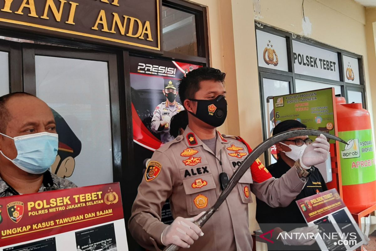 Polisi telusuri praktik jual beli senjata tajam untuk tawuran