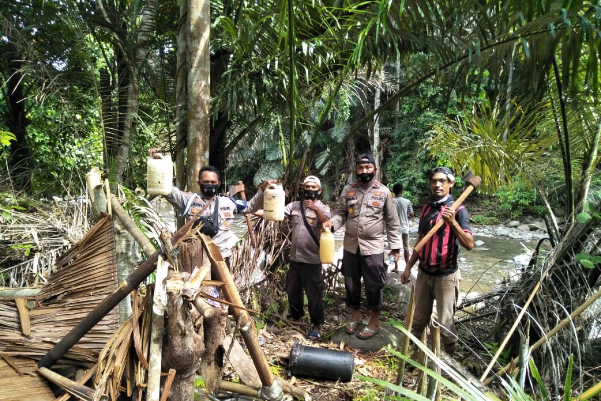 Polisi bongkar tempat distribusi miras tradisional di Halut, tegakkan hukum