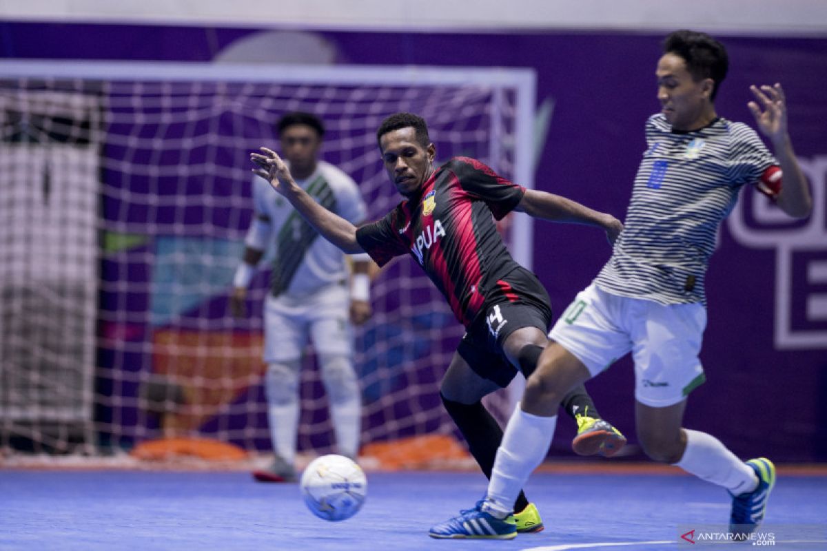 Pendukung futsal Papua tetap antusias meski tak bisa masuk stadion