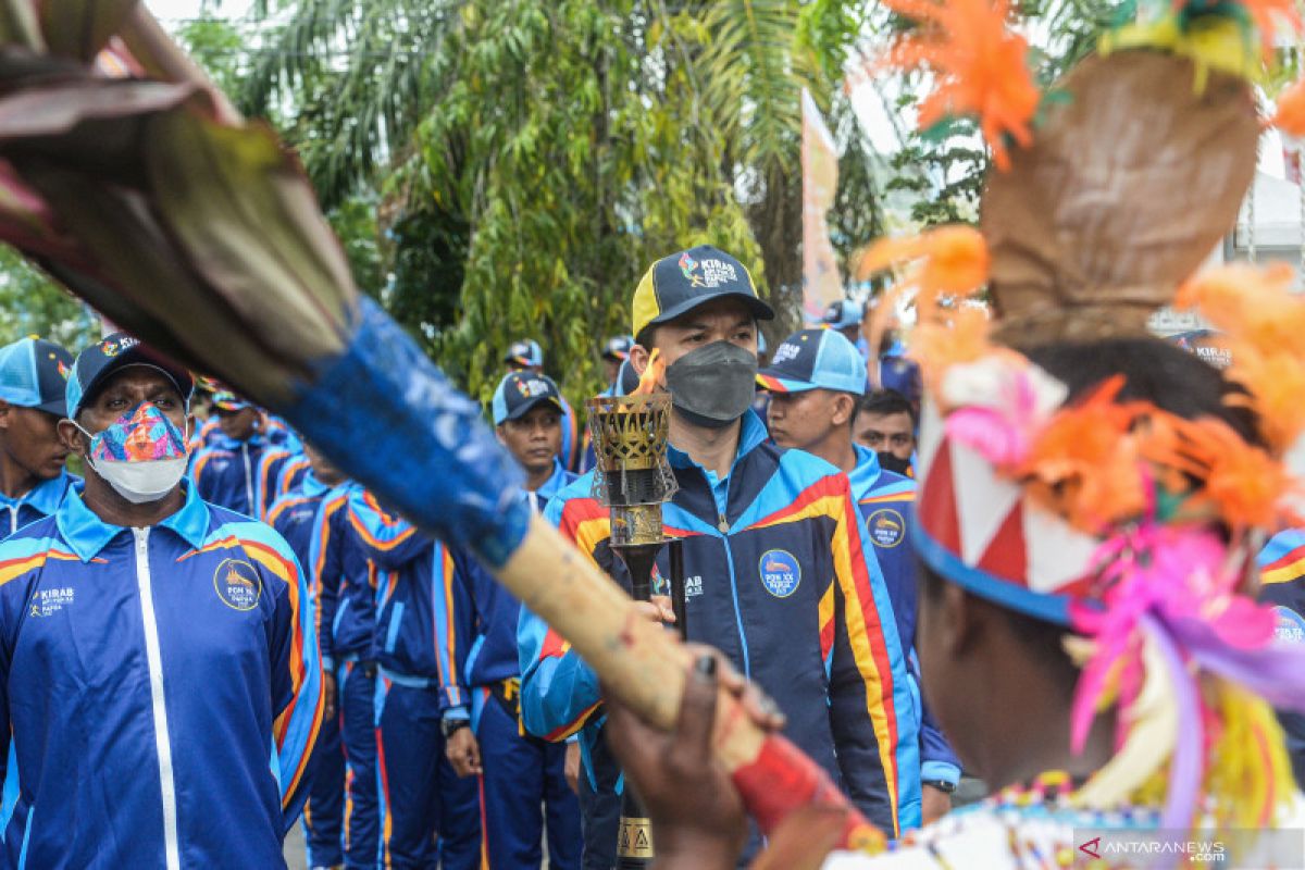 PON Papua - Tiga atlet legendaris antar api PON ke kota Jayapura