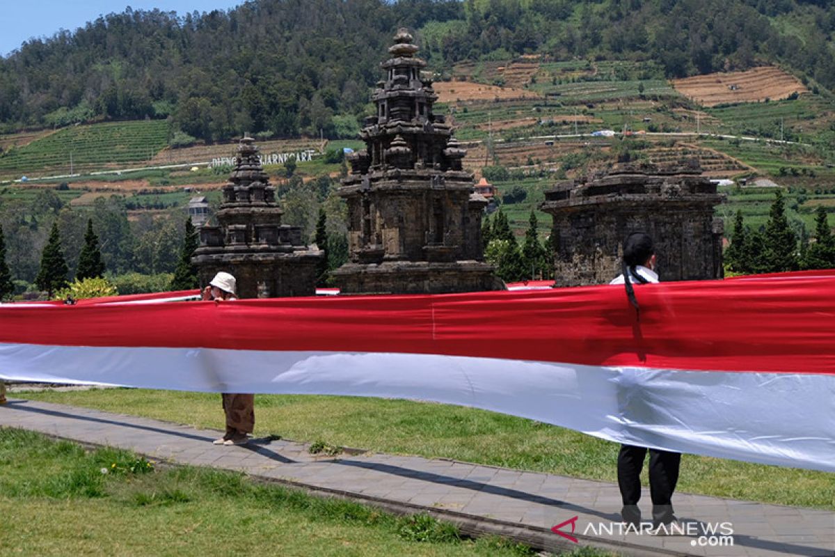 Elemen masyarakat bentangkan Bendera Merah Putih 1.000 meter di Dieng Banjarnegara