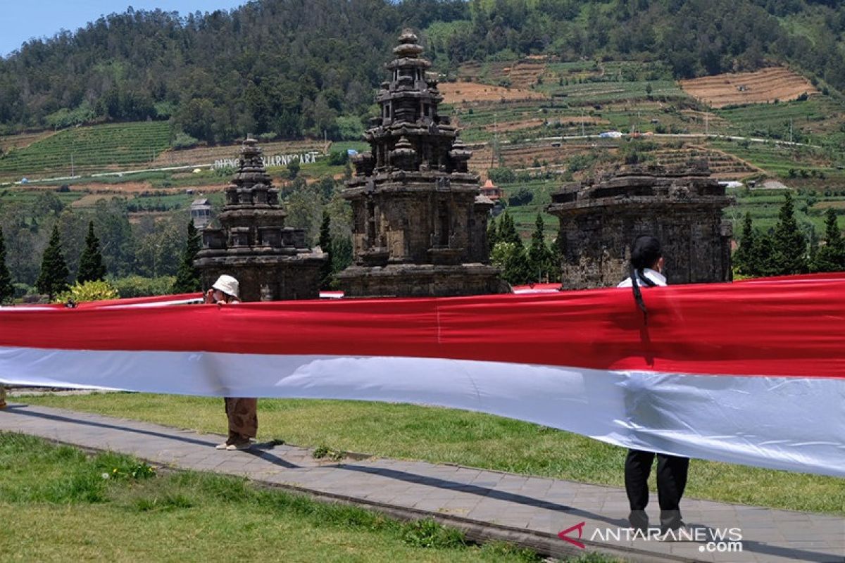 Elemen masyarakat bentangkan Bendera Merah Putih sepanjang 1.000 meter di Dieng