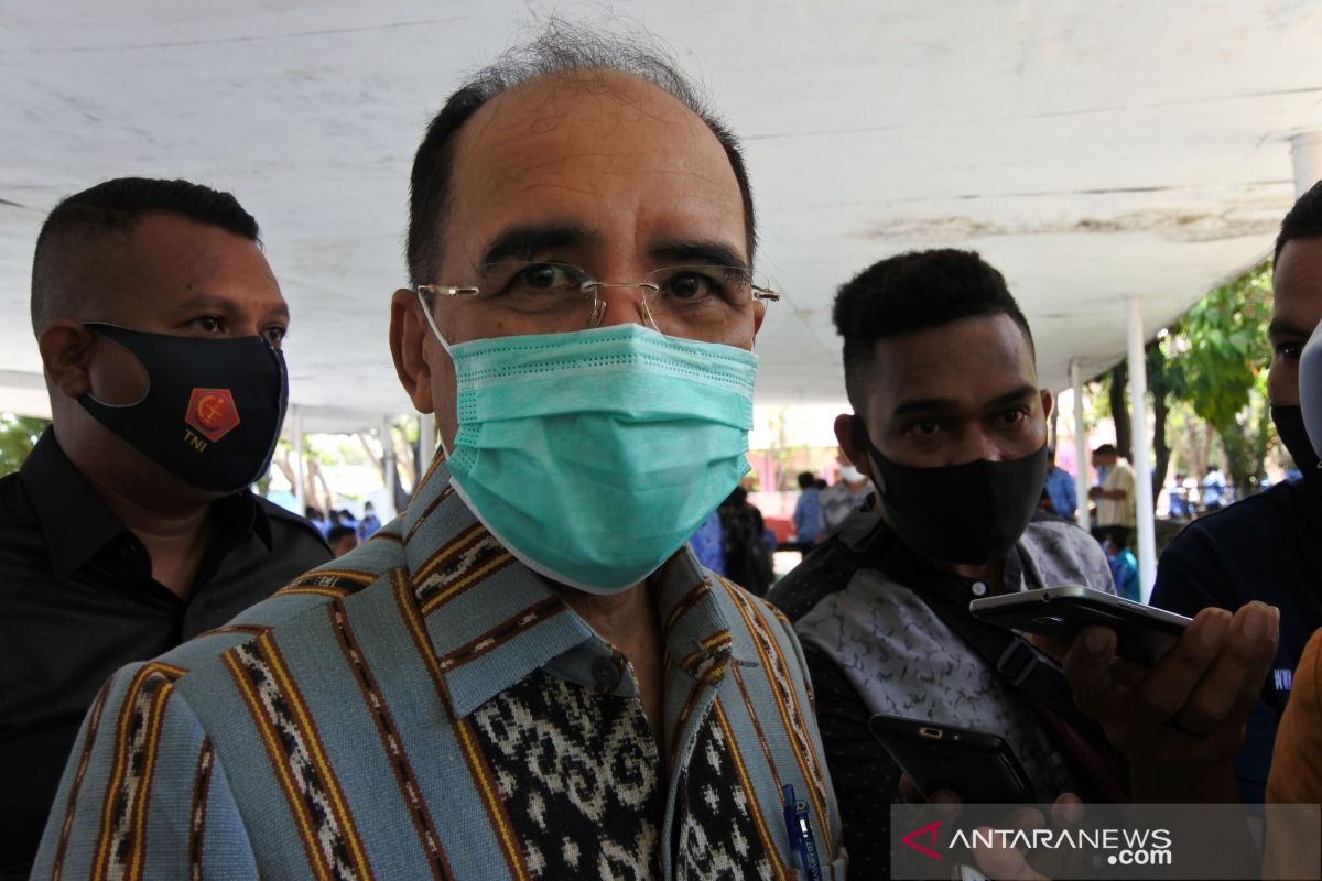 Wali Kota Kupang salurkan bansos untuk lansia dan disabilitas