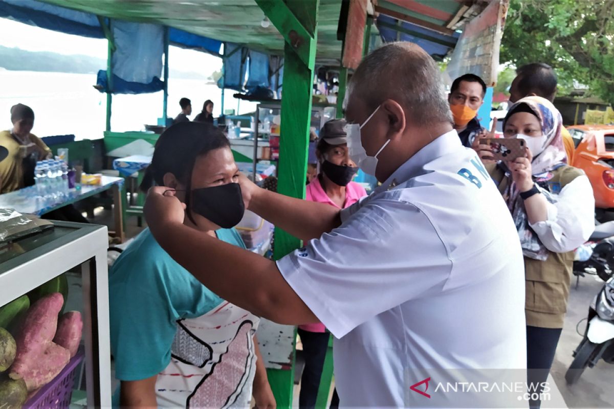 BNPB bagi 2.000 masker di lokasi wisata Pantai Natsepa Ambon, cegah COVID -19