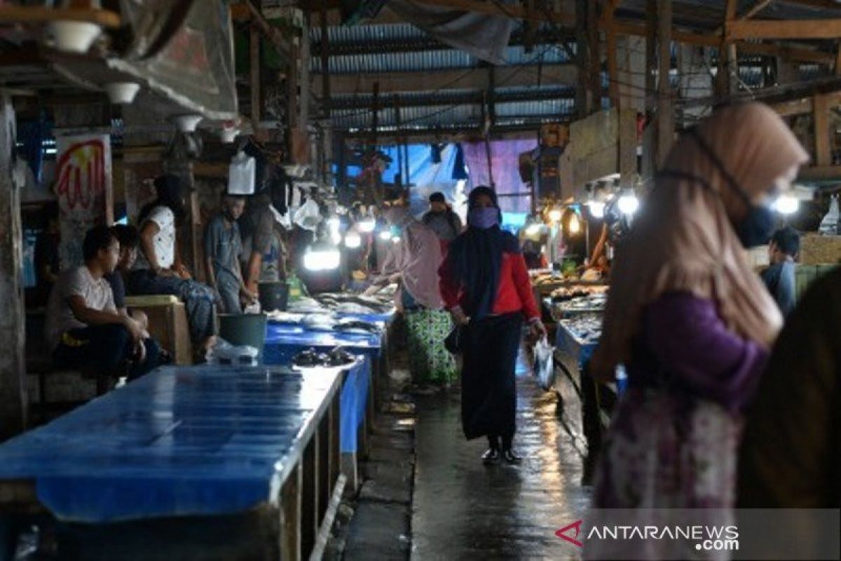 Pemkot Palu ingatkan pedagang sayuran-ikan basah wajib masuk pasar