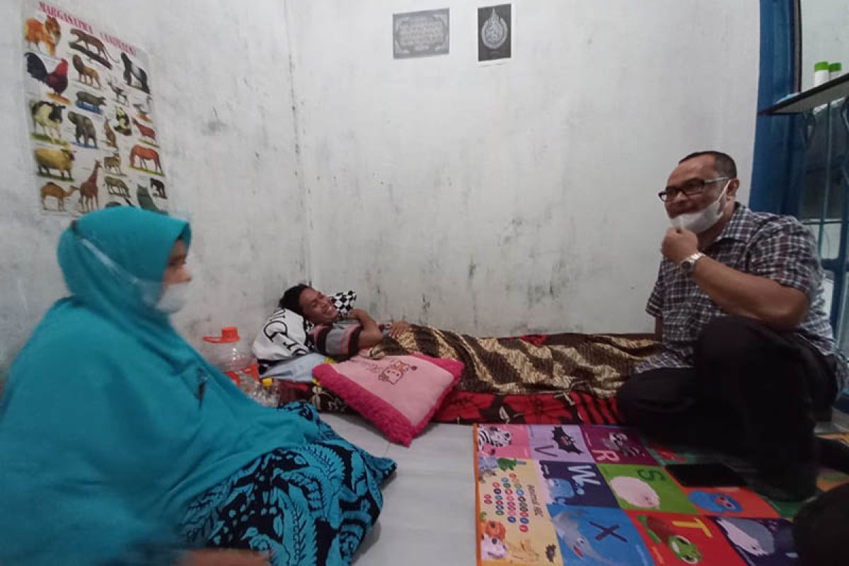 Plt Sekda Aceh Selatan besuk wartawan alami kelumpuhan di rumah sakit