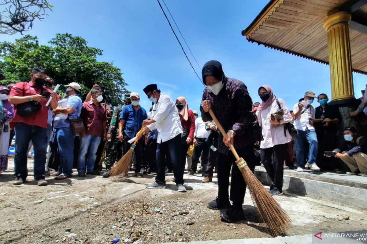 Mensos sapu halaman Makam Syekh Burhanuddin di Padang Pariaman