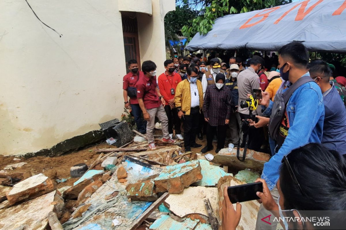 Mensos sambangi daerah terdampak bencana di Padang Pariaman