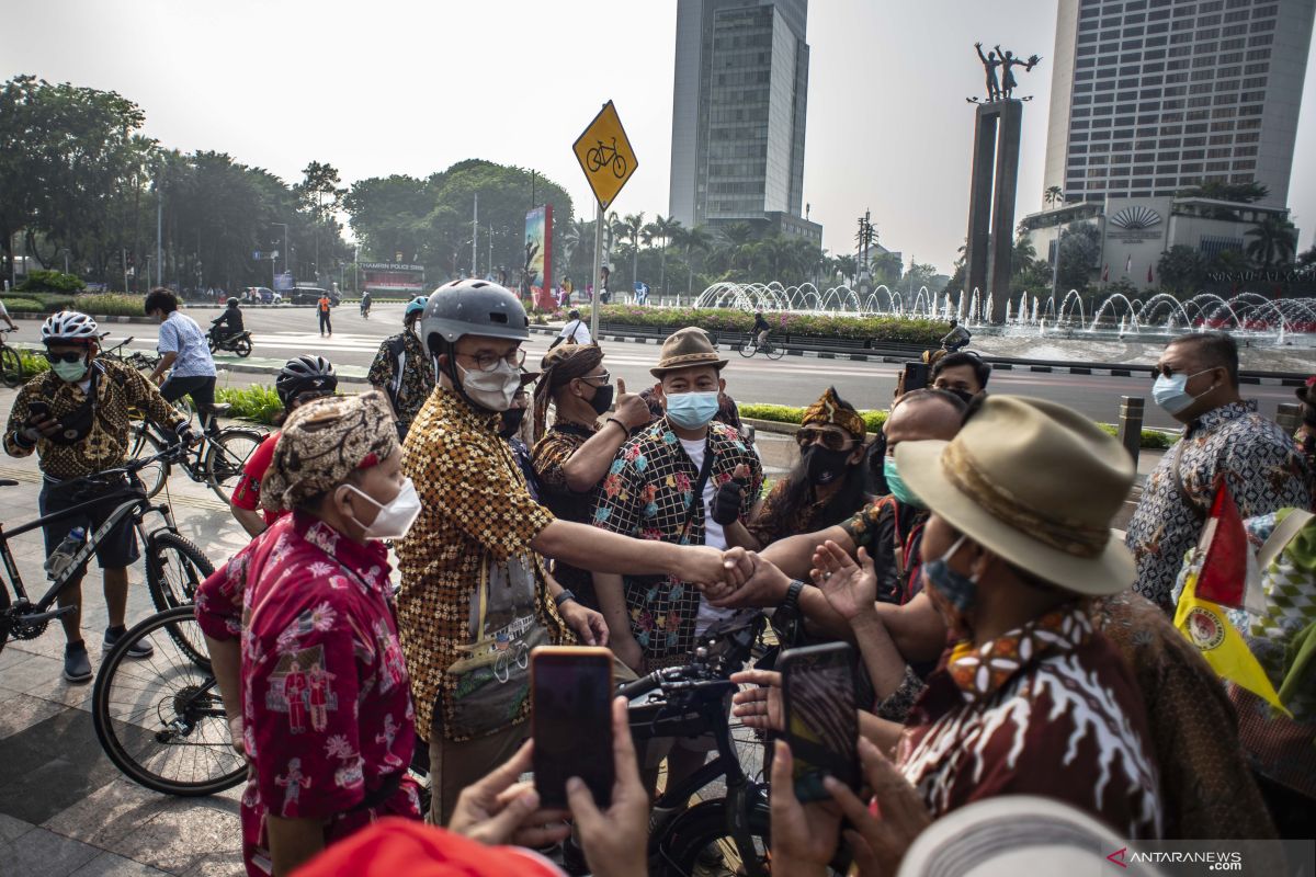 Bersepeda dengan berbatik, Anies dorong keduanya digunakan sehari-hari