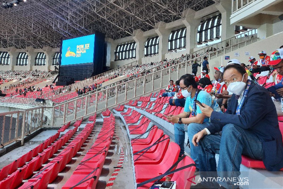 Tribun stadion pembukaan PON Papua mulai diisi penonton