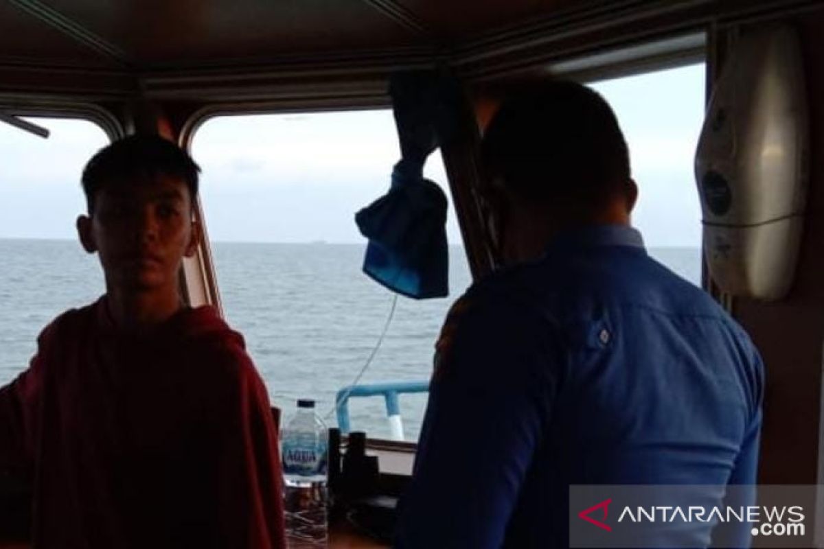 Satpolair lanjutkan pencarian korban tabrakan kapal di Selat Bangka