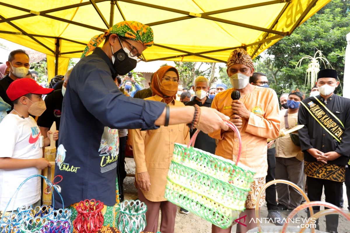 Apresiasi Cikolelet, Menparkraf ajak Bupati Serang promosi ekraf hingga ke Dubai